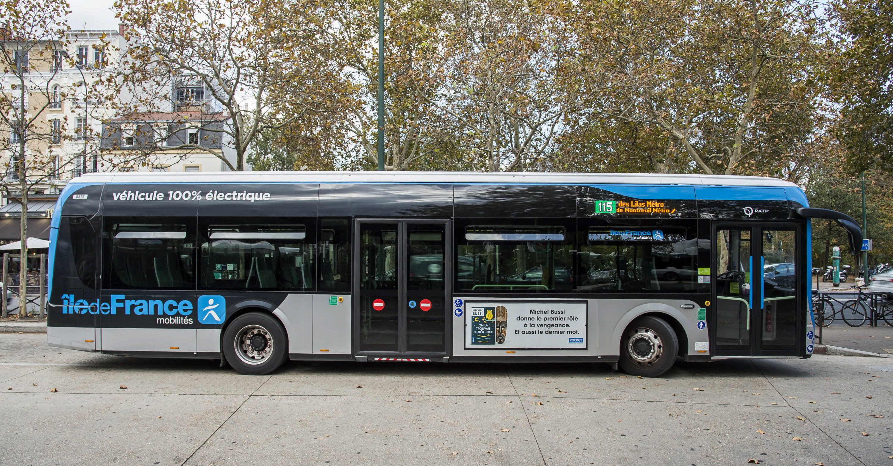 LES BLUEBUS DE LA LIGNE 115 SONT DES BUS PROPRES ET SILENCIEUX, CONÇUS PAR LE GROUPE BOLLORE ET AUX NOUVELLES COULEURS DâÎLE-DE-FRANCE MOBILITES. CES BUS A LA POINTE DE LâINNOVATION EN MATIERE DE PROPULSION ELECTRIQUE SONT RECHARGEABLES EN TERMINUS AVEC UNE PRISE ELECTRIQUE NORMALISEE.