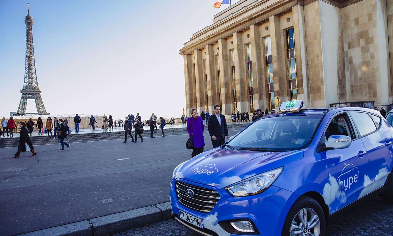 Air Liquide a installé la première station hydrogène à Paris en décembre 2015. Elle alimente une flotte de taxis électriques à hydrogène, de la Société du taxi électrique Parisien (STEP) au cœur de la capitale, Cours Albert Ier sur le parking du Pont de l'Alma.