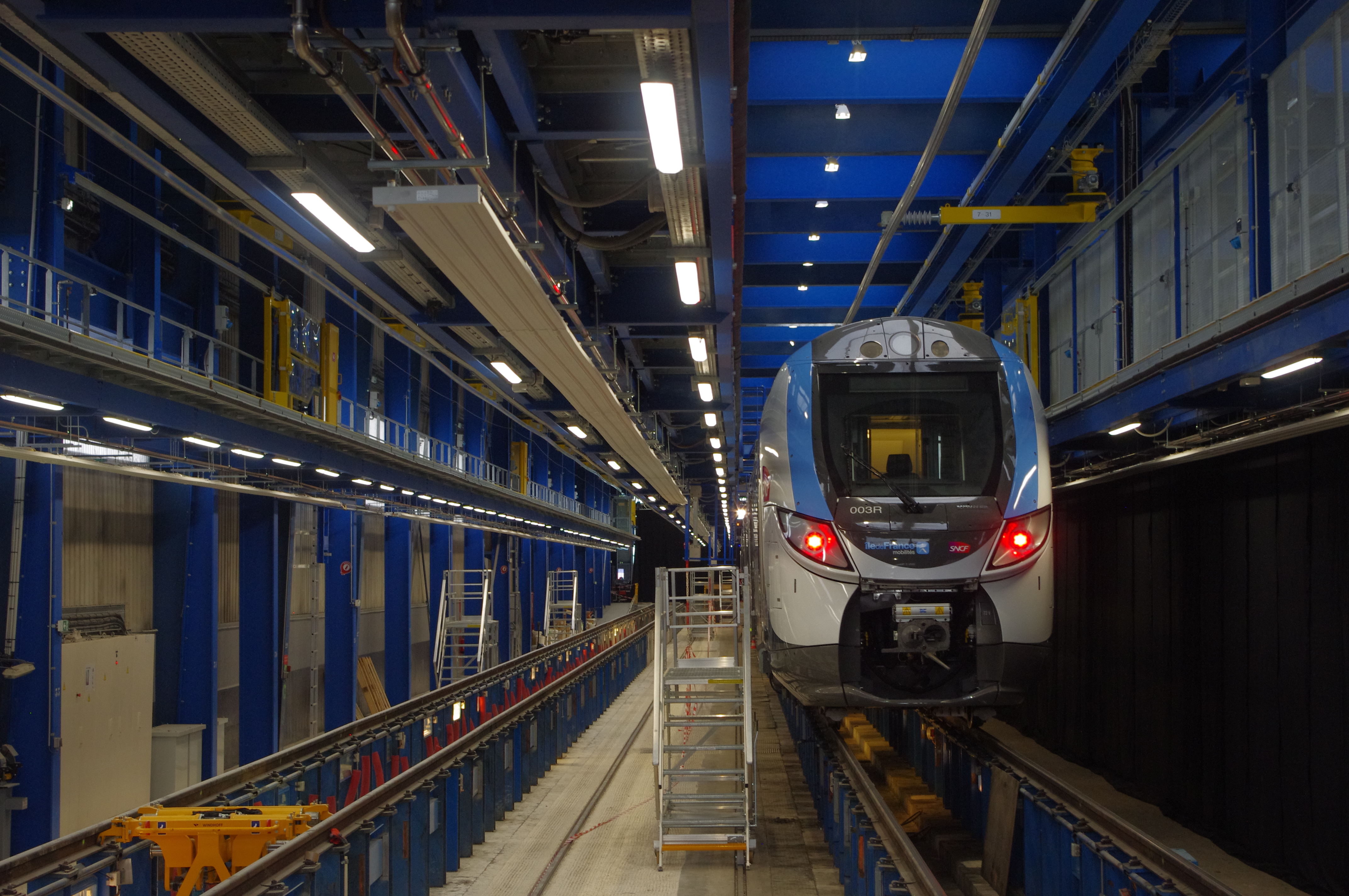 Regio 2N Ile de France dans le hall de maintenance dédié à Villeneuve Sait-Georges