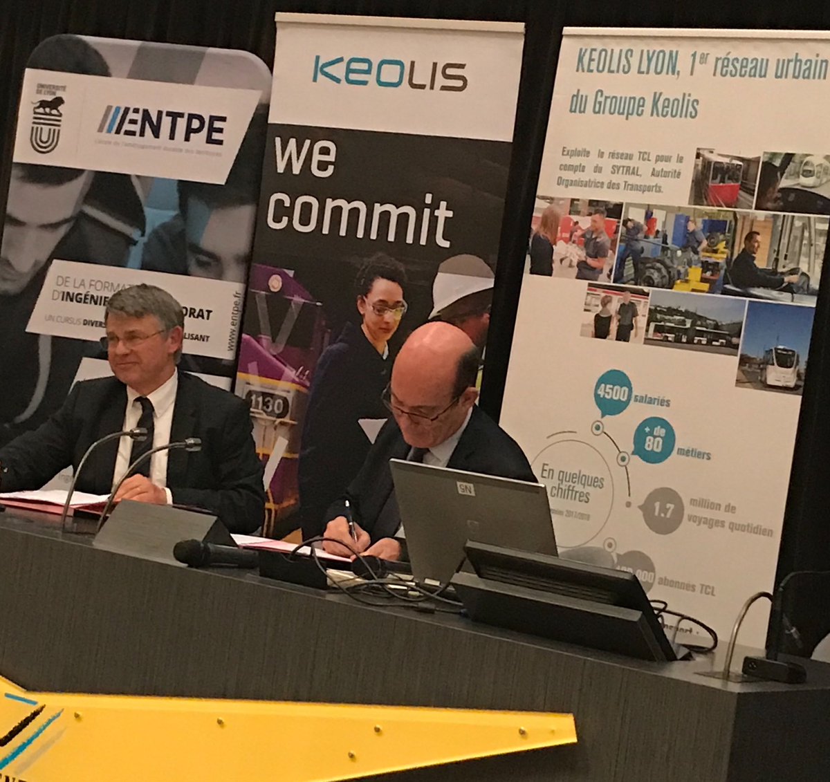 Jean-Baptiste Lesort, directeur de l'ENTPE et Bruno Danet, directeur exécutif groupe Ressources humaines et Organisation de Keolis.