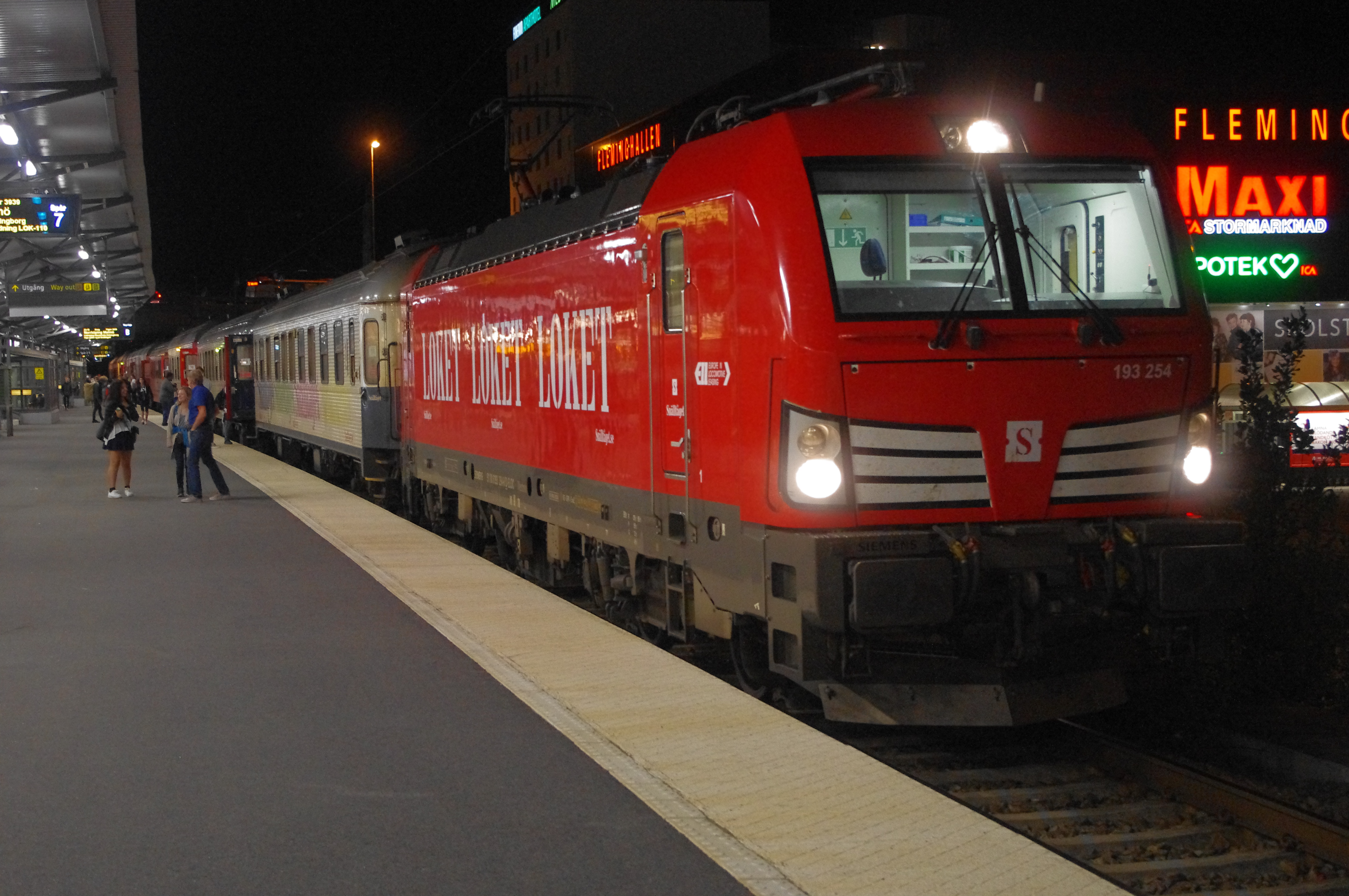 Train de nuit Snälltåget à Flemingsberg (banlieue de Stockholm)