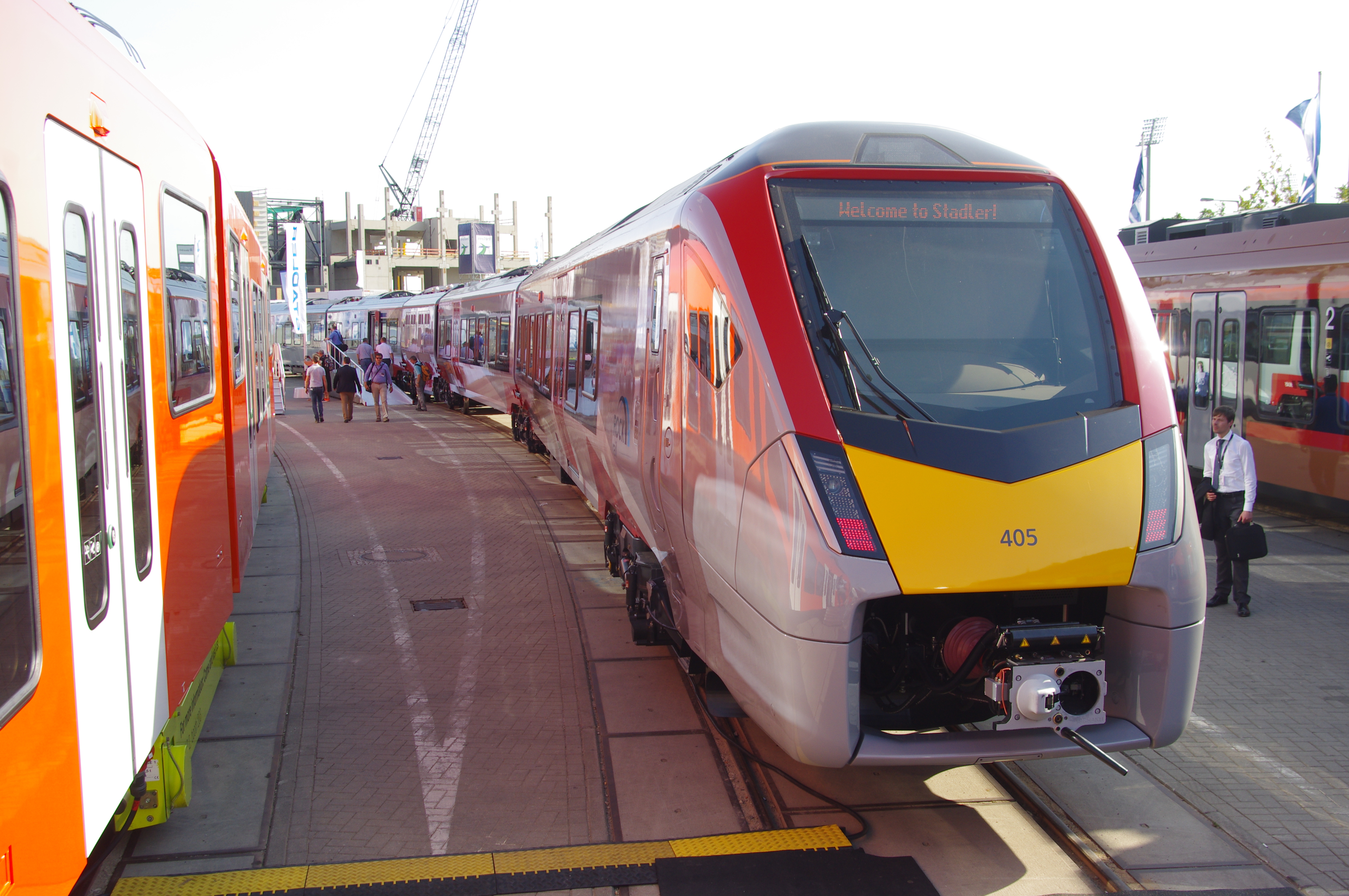 Trains Stadler (Greater Anglia au premier plan) à Innotrans 2018