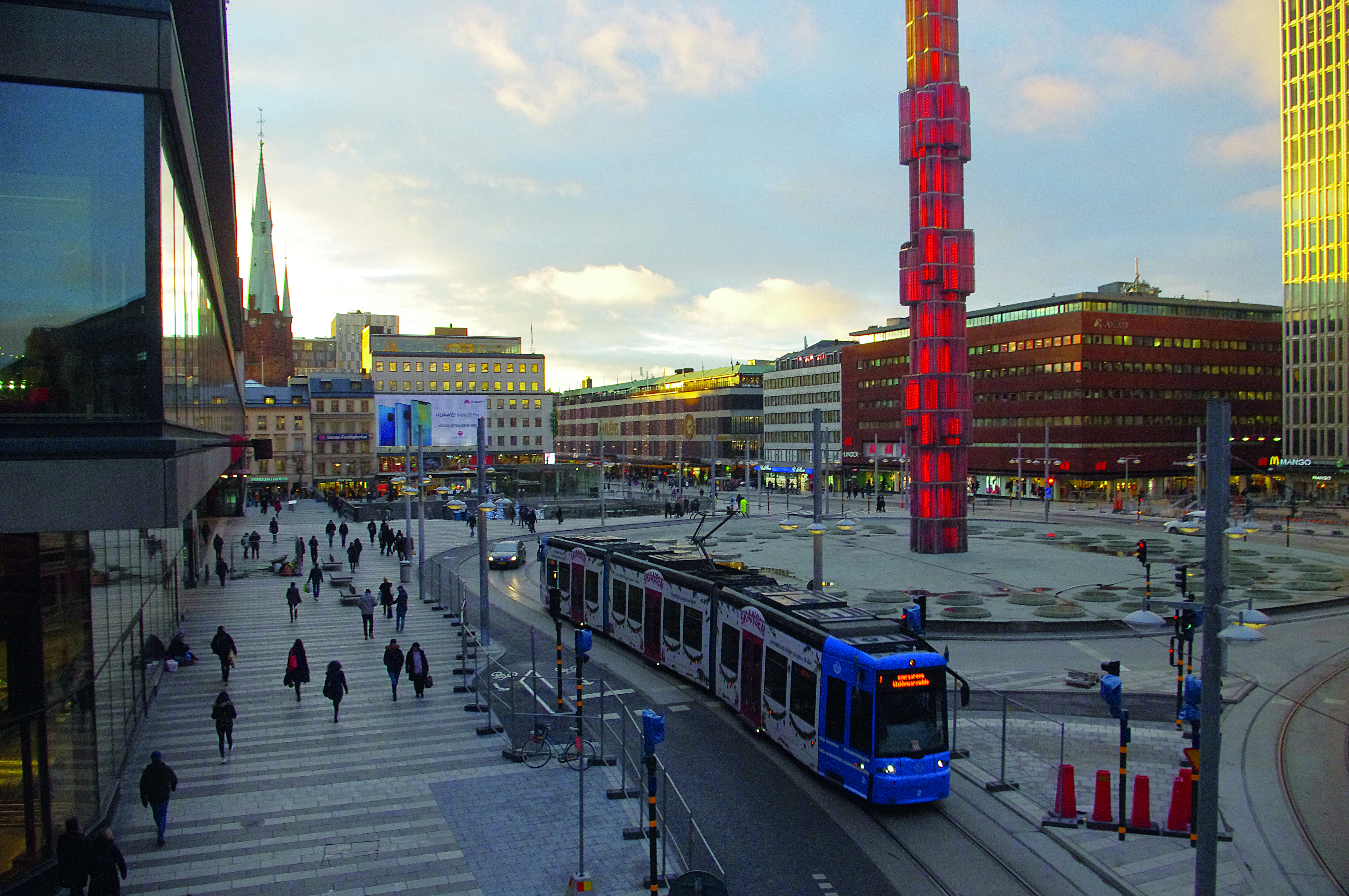Ici, le tram prolongé 
l’an dernier sur la place Sergels Torg, symbolique de l’urbanisme des années 1960.
