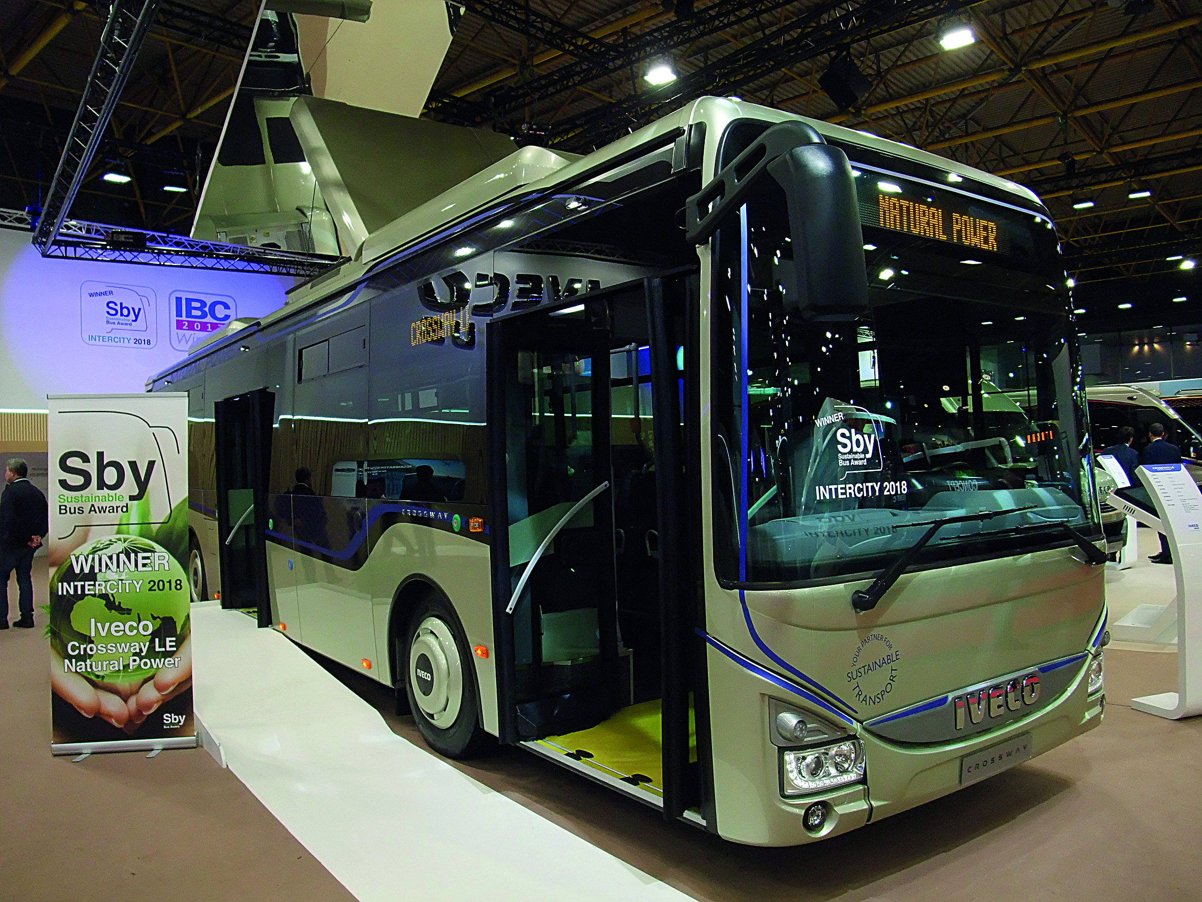 Grâce à la localisation particulière de ses réservoirs en toiture, 
le Crossway LE « Natural Power » d’Iveco peut conserver 
le même gabarit 
en hauteur que 
son homologue diesel.