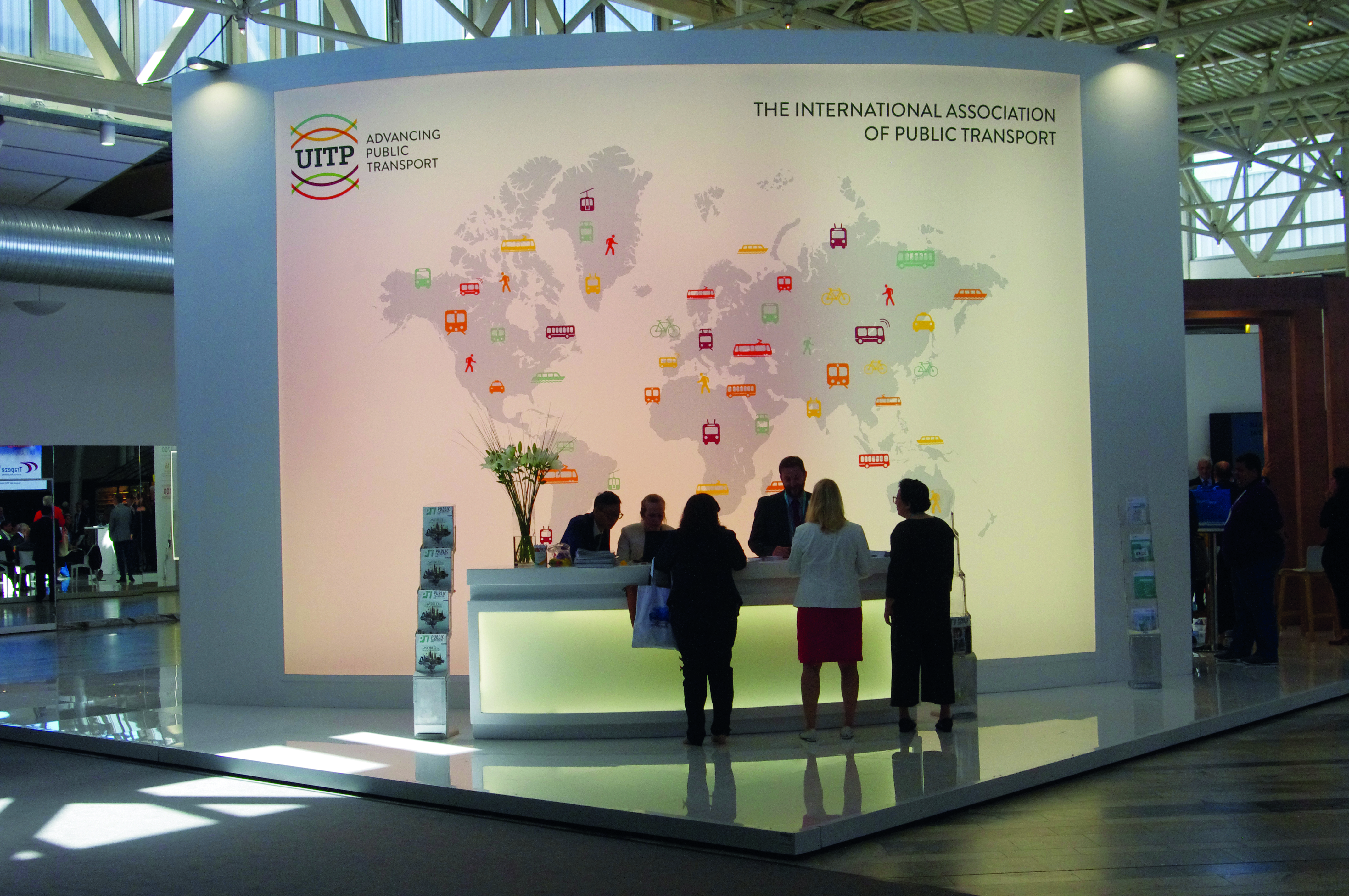 Le stand de l’UITP accueillait les visiteurs de 80 pays dès le hall d’accès.