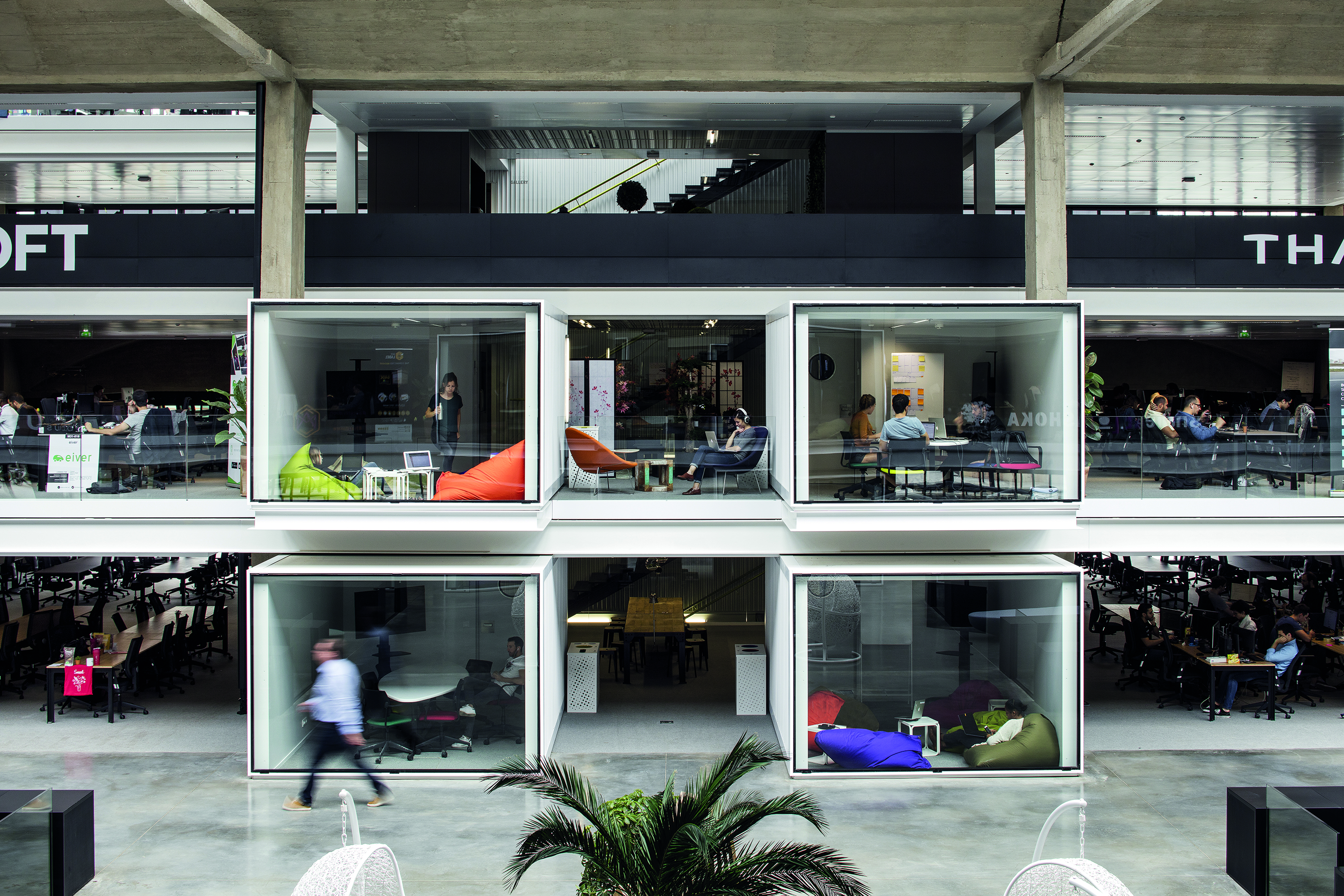 STATION F.
Halle Freyssinet, 55 boulevard Vincent Auriol à Paris 13eme
STATION F est le plus grand campusde start-up au monde.
Le projet est une initiative de Xavier Niel.
17/07/2017

WILMOTTE & ASSOCIES ARCHITECTES
©Patrick TOURNEBOEUF/TENDANCE FLOUE

La halle Freyssinet est un batiment ferroviaire mise en service en 1929 qui a abrite jusqu'en 2006 les messageries de la gare d'Austerlitz. Elle tient son nom d’Eugene Freyssinet, l’ingenieur qui l’a conçue. Des sa realisation, le batiment a ete le sujet d'articles dans la presse specialisee montrant sa grande qualite technique et architecturale dans sa reponse au programme de la Compagnie. Le 23 fevrier 2012, la halle Freyssinet a ete inscrite au titre des monuments historiques dans son integralite, à l'exclusion des batiments de bureaux situes au nord-ouest. Xavier Niel, le fondateur de Free, devient l' acqueur de la halle pour realiser un mega incubateur destine a accueillir 1000 start-ups.

Son entree est situee au 55 boulevard Vincent-Auriol, dans le 13e arrondissement de Paris.