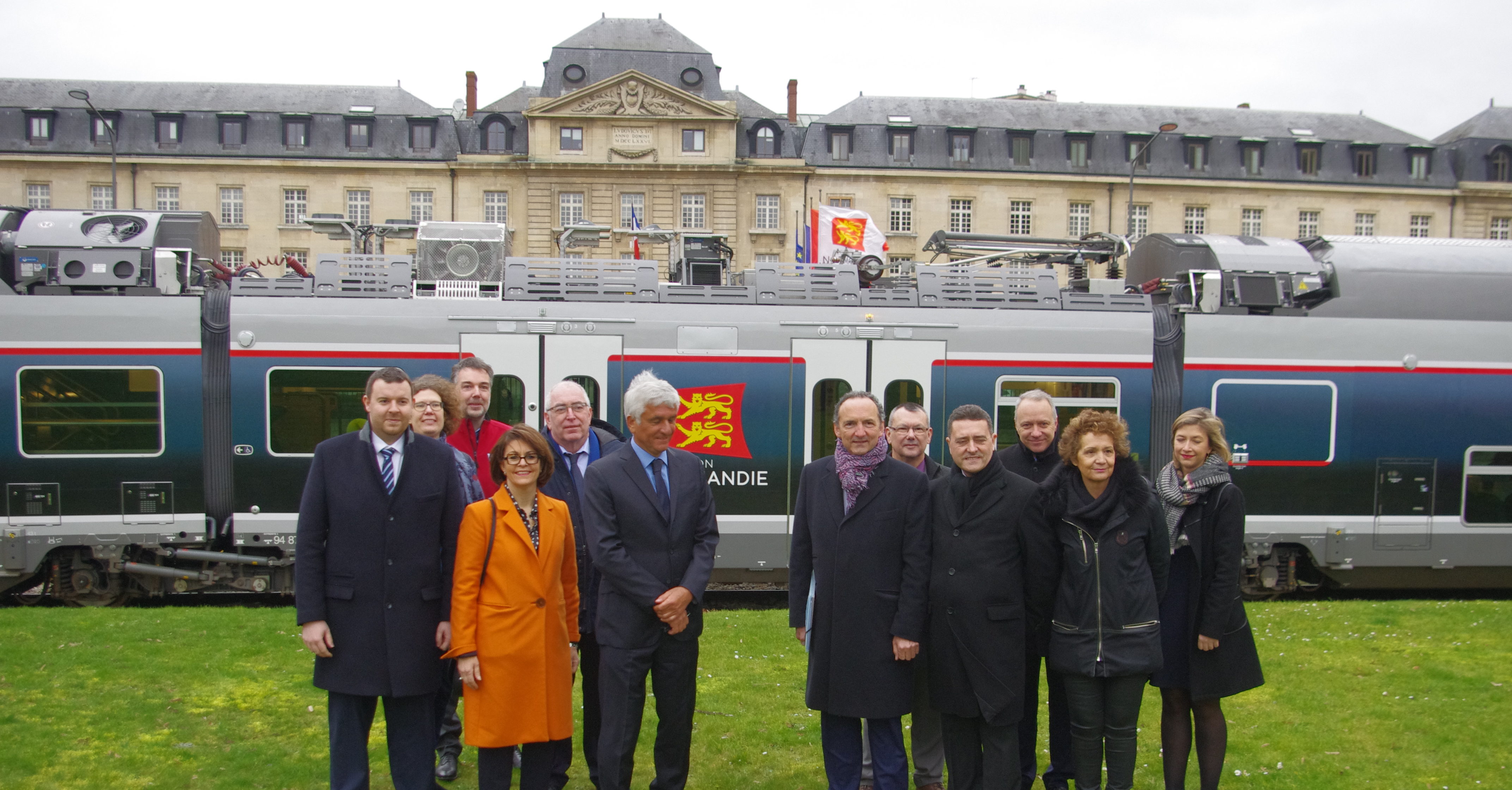 Présentation de l'Omneo Premium devant l'Hôtel de Région de Normandie