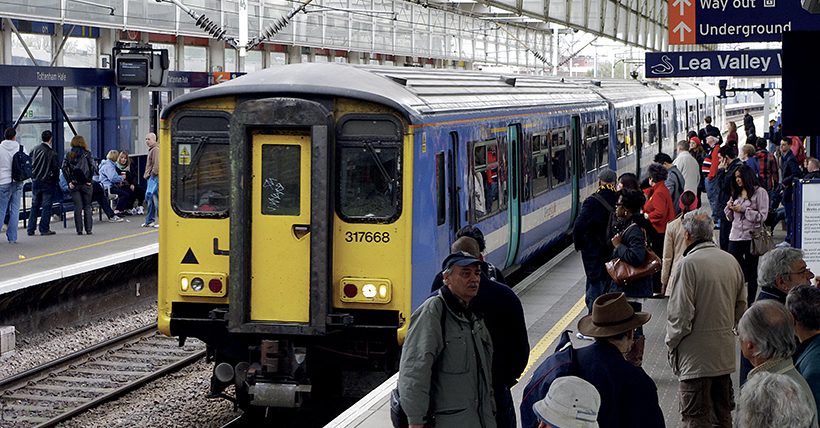 De nombreux voyageurs sur un quai en gare de Tottenham Hale en Angleterre.