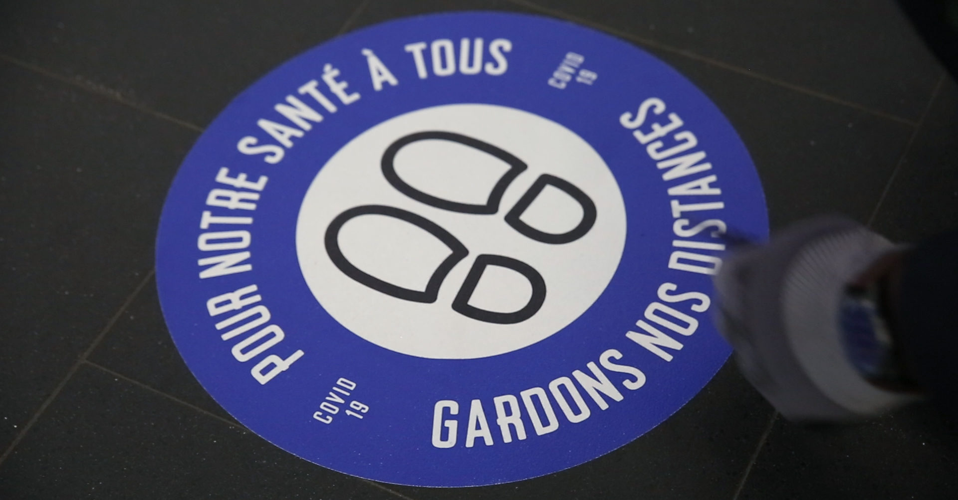 Un assouplissement (plutôt flou) de la règle sur les distances physiques à respecter