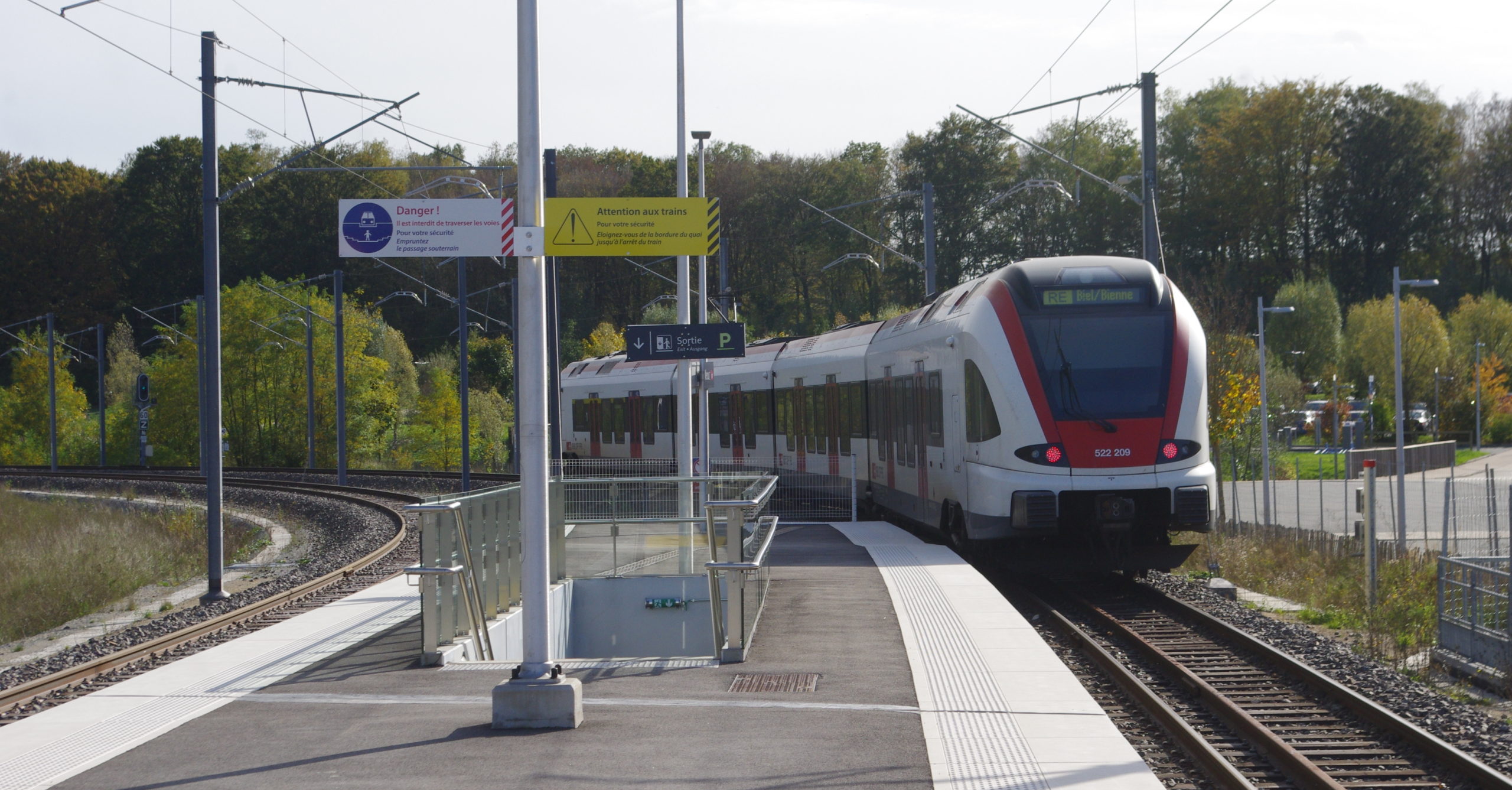 Train suisse repartant de la gare TGV de Belfort