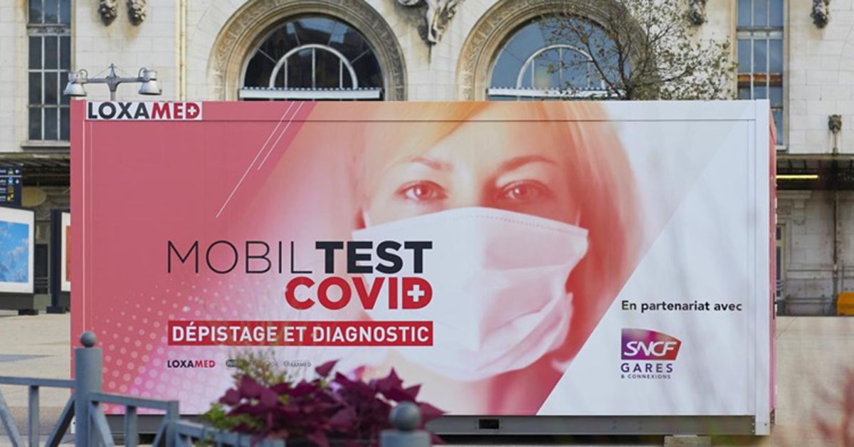 Des tests de dépistage de la Covid-19 devant des gares