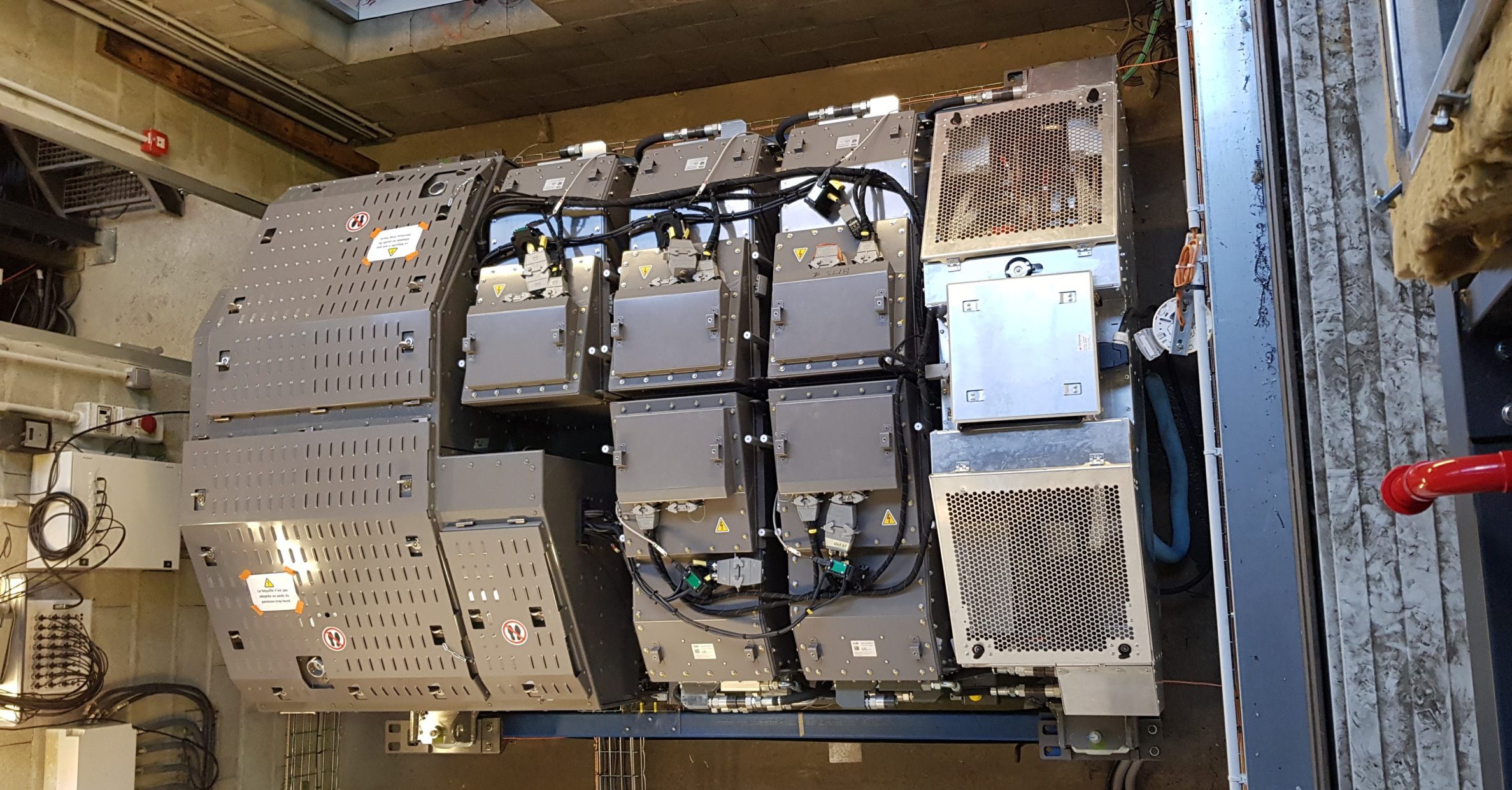 Prototype du système de stockage d’énergie du TER Hybride au banc de test sur le site Alstom à Tarbes.