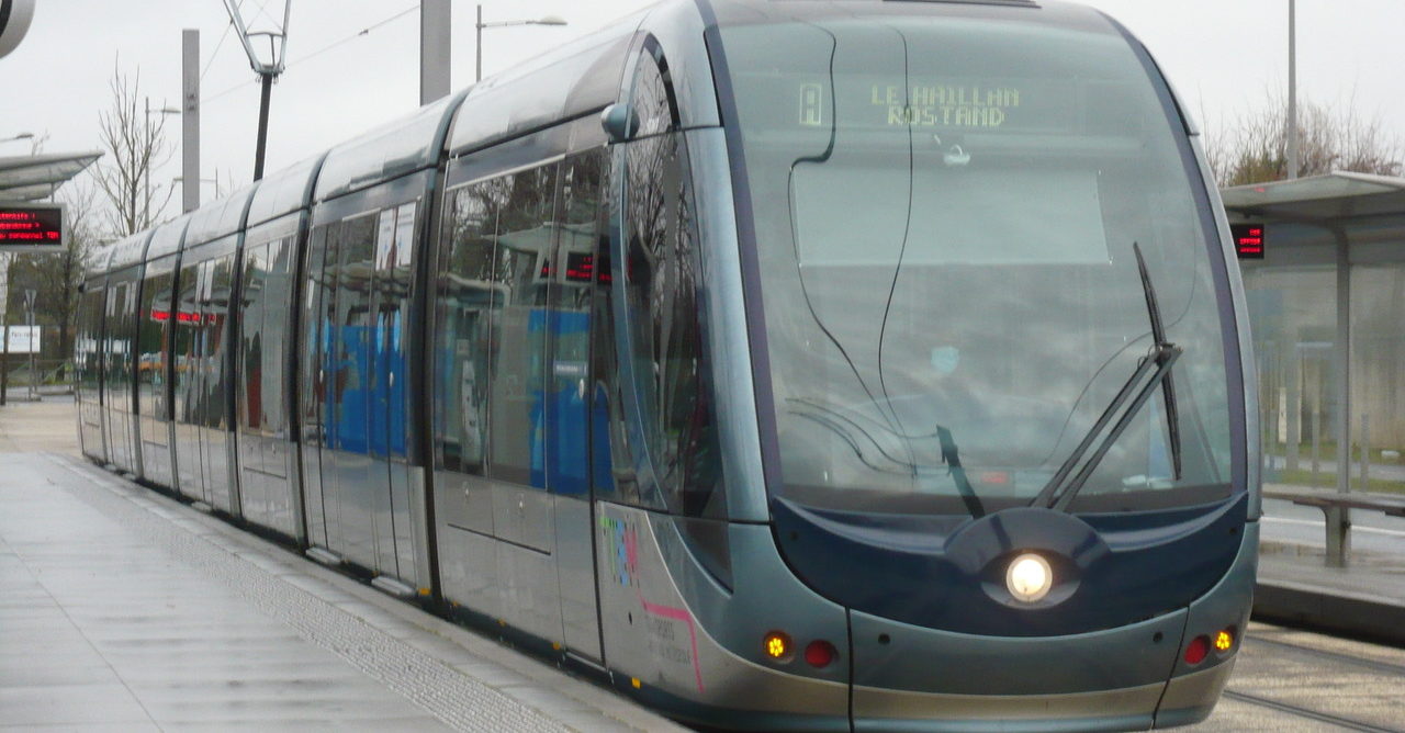 A Bordeaux, le tramway au pied de l’avion