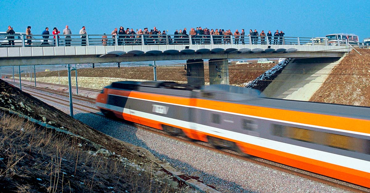 Faut-il repeindre en orange la rame TGV du premier record ? Vous avez dit oui à 91 %!