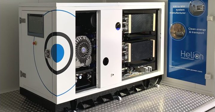 La brique pile à combustible type d’Helion Hydrogen Power, basée sur une architecture simplifiée et modulaire, est reproductible en série. Cette brique type, dénommée FC Rack*, est composée de 4 stacks (cœurs de pile) et peut atteindre 175 kW.