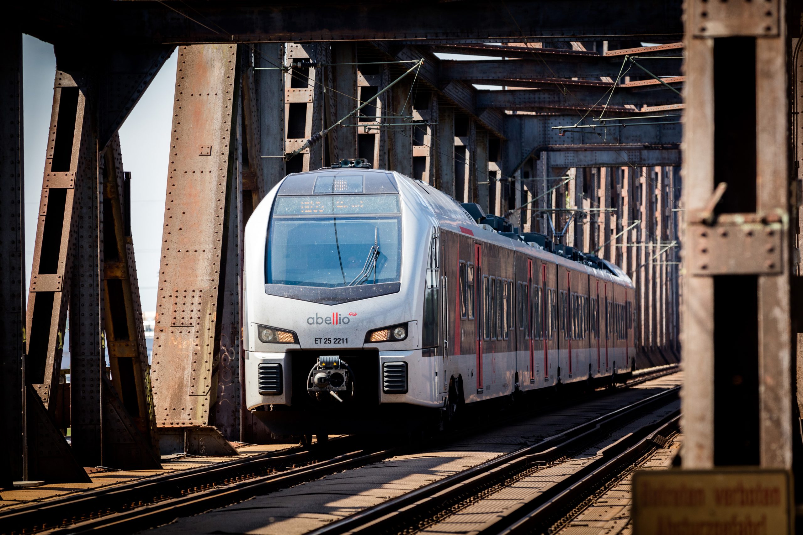 Duisburg, Nordrhein-Westfalen, DEU, 07.08.2017

PR-Bilder fuer die Abellio Rail NRW GmbH Niederrhein - Netz

RB 35, Rheinbrcke in Duisburg Hochfeld, Osloer Str.

 | [ (c) Holger Jacoby, Arneckestrasse 18, 44139 D O R T M U N D   ( G e r m a n y ), Tel.: +49 231 / 553086 oder +49 151 / 44 555 100 ; www.holger-jacoby.de, www.freelens.com/clearing - Jede Nutzung des Fotos ist honorarpflichtig gemaess derzeit gueltiger MFM Liste. Urhebervermerk und Belegexemplar erforderlich. Bei Verwendung des Fotos ausserhalb journalistischer Zwecke bitte Ruecksprache mit dem Fotografen halten. - Each usage of the photo requires a licence fee in accordance to MFM. No model release, for any usage other than editorial purposes please contact the author.]