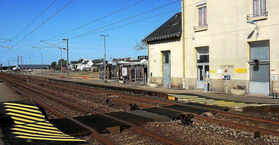 La gare d'Hennebont dans le Morbihan, avant la construction d'un passage souterrain pour les piétons.