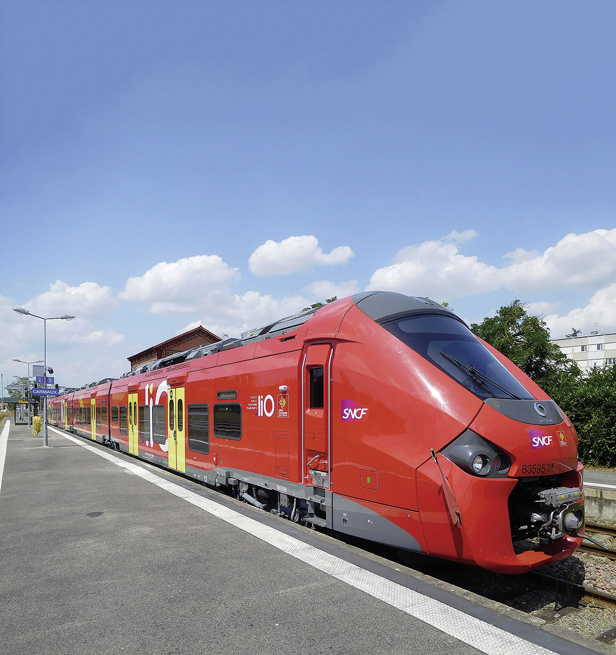 Un Régiolis aux nouvelles couleurs liO en gare de Carmaux.