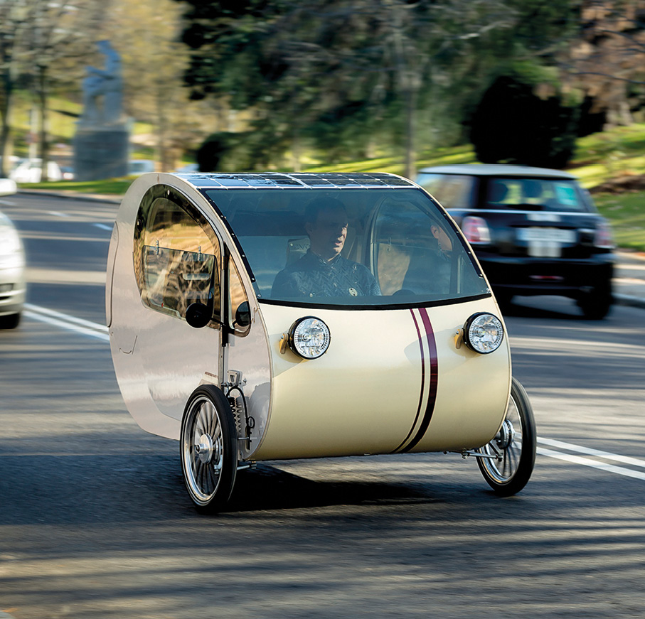 Mi-voitures, mi-vélos, 
les véhicules intermédiaires seraient le meilleur des deux mondes pour décarboner les transports et apaiser 
la mobilité du quotidien, en zone périurbaine 
et rurale. Ci-contre, 
un vélo-voiture à assistance électrique fabriqué par Evovelo.