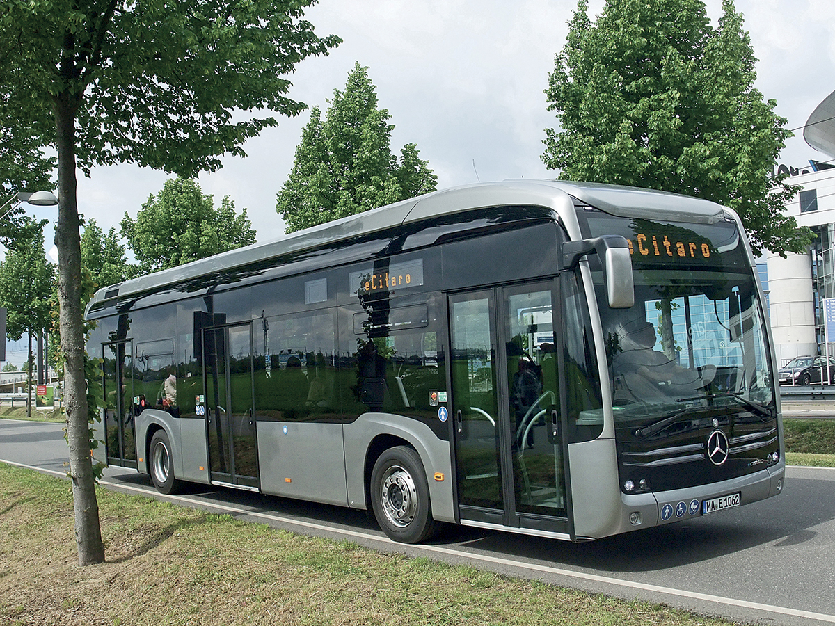 L’un des tout premiers autobus à propulsion 100 % électrique eCitaro de Mercedes, ici en essai non loin de l’usine allemande de Mannheim, où il a été construit.