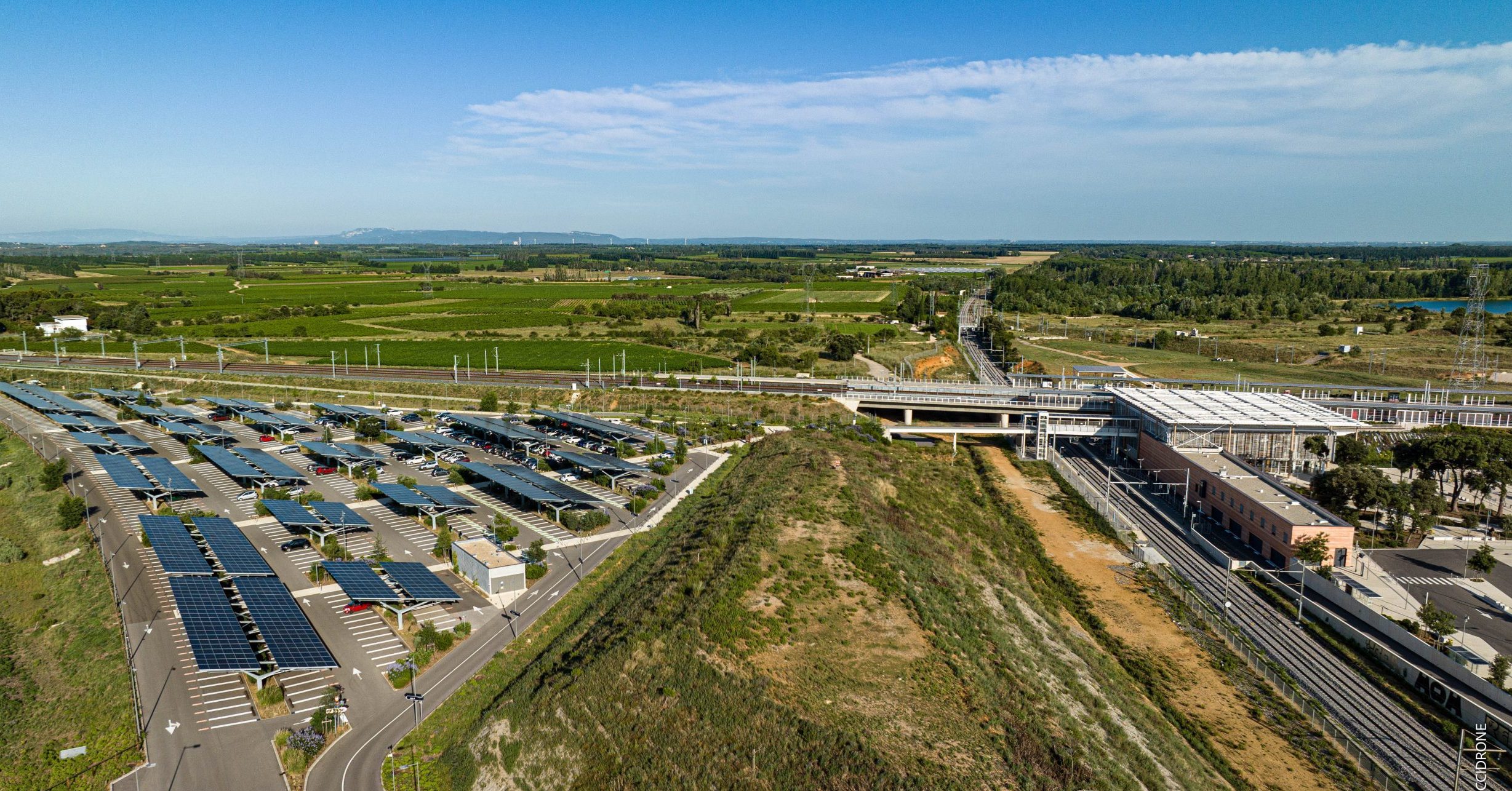 Places de stationnement de la gare de Nîmes Pont du Gard équipées d’ombrières solaires (8 000 m2 de panneaux photovoltaïques). Mise en service en mai 2021.
