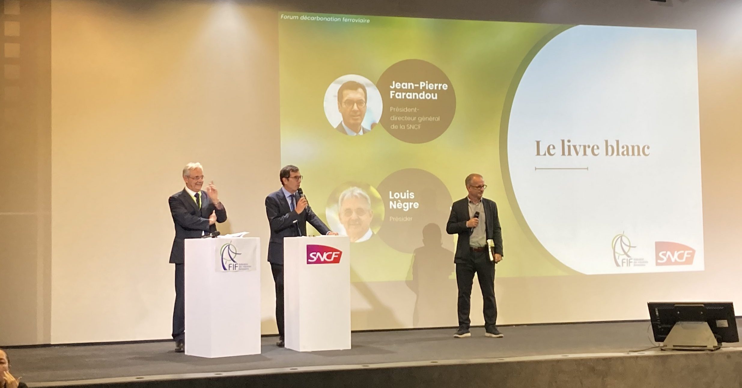 Louis Nègre, président de la FIF, et Jean-Pierre Farandou, président directeur général de la SNCF, ont présenté le livre blanc.