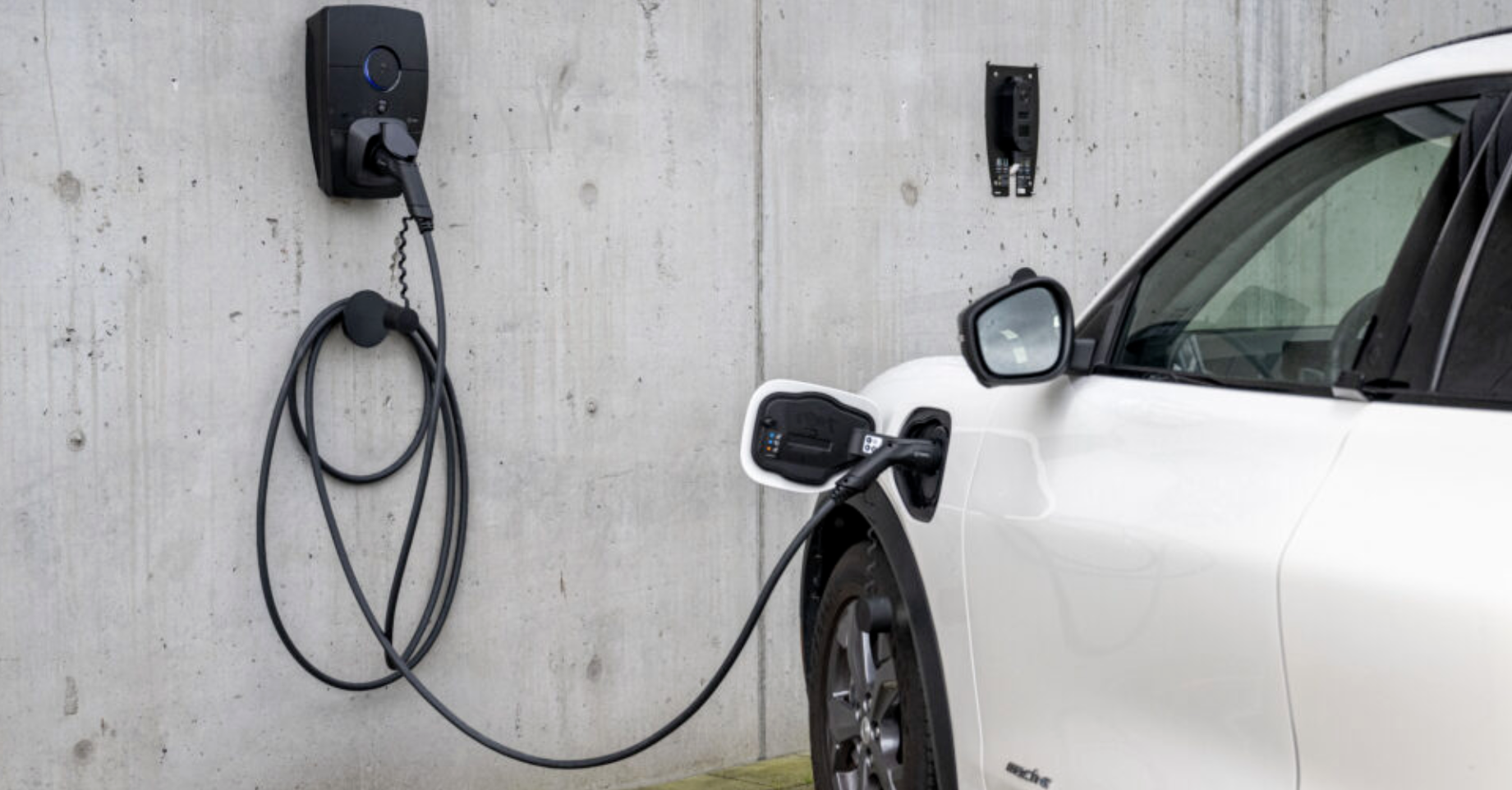 Voiture électrique : les jeunes poussent, les vieux freinent