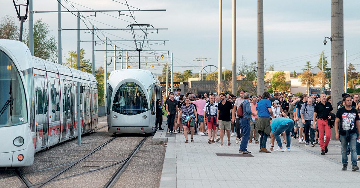 Décines-Charpieu (69). OL Groupama Stadium. 29/09/2023 : Lors du match de coupe du monde de rugby opposant la Nouvelle-Zélande à l'Italie, les supporters descendent du tramway T7 à la station  Décines - OL Vallée, pour se rendre au Groupama Stadium.

© Vichard R/Alpaca/Sytral