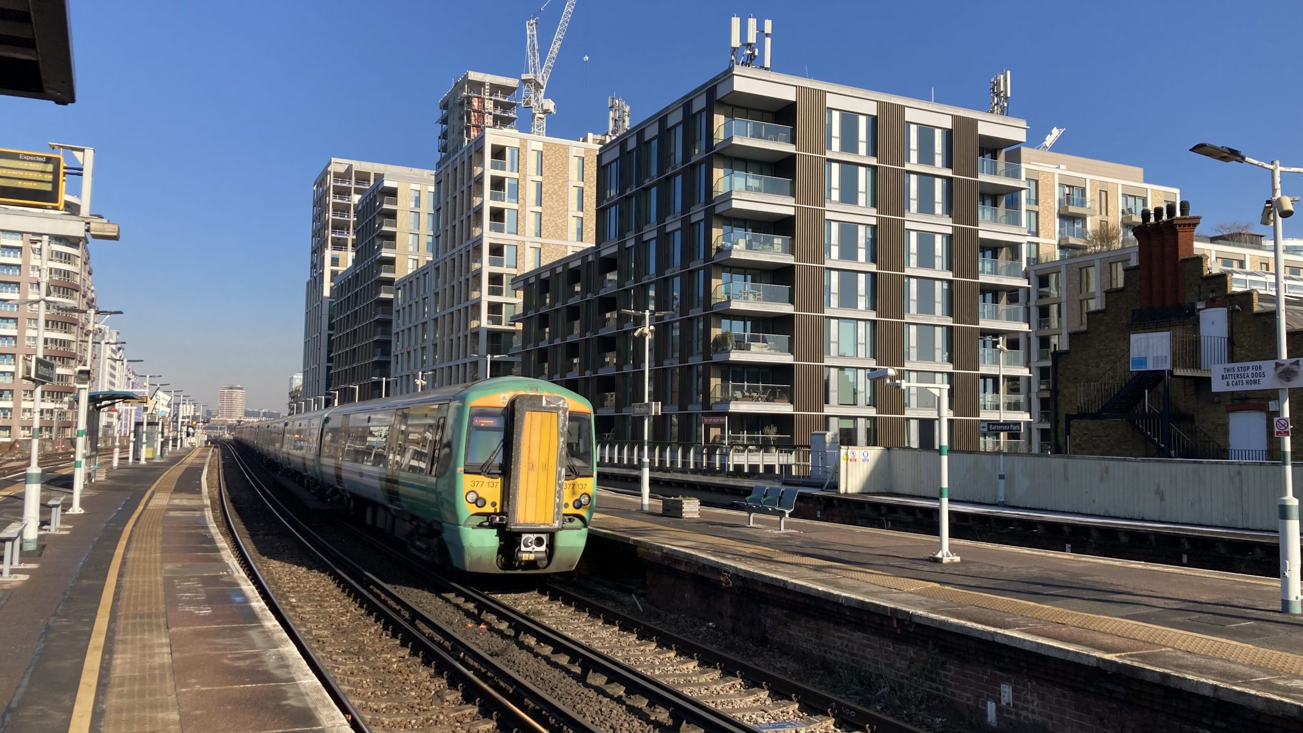 Train Southern à Battersea Park (Londres, Angleterre, Grande-Bretagne)