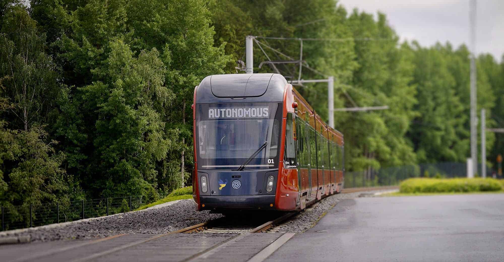 Un tram Škoda sans conducteur en dépôt