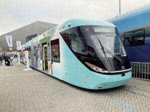 Le « tramway sur pneus » à guidage optique ART 2.0 (Autonomous Rapid Transit) de CRRC est censé combiner un prix modique et la possibilité d’automatisation de la conduite.
Photos © Patrick Laval