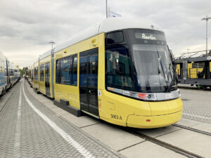 pour les transports de Berlin (BVG) : le tramway bidirectionnel Flexity d’Alstom, monté sur une nouvelle génération de bogies et le plus long du réseau (50 m)
Photos © Patrick Laval