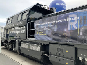 Destinée au port fluvial de Duisbourg, cette Modula BFC est la première représentante de la version à batteries et pile à hydrogène de la nouvelle locomotive Vossloh Rolling Stock.
Photos © Patrick Laval