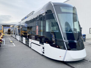 Tramway à hydrogène développé par Hyundai Rotem, dont 34 doivent être produits pour le futur réseau de Daejon, dépourvu de ligne aérienne de contact. Une autonomie de 200 km est prévue pour ce véhicule dont la production du combustible fait l’objet d’un programme de recherche et de développement sud-coréen.
Photos © Patrick Laval