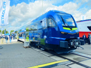 Destiné à remplacer les autorails actuels, le RS Zero de Stadler se présente comme un train à batteries côté pile et comme un train à hydrogène côté face !
Photos © Patrick Laval