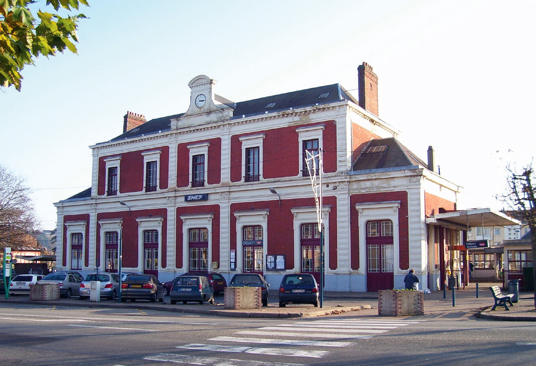 La façade de la gare de Bernay avant la rénovation.