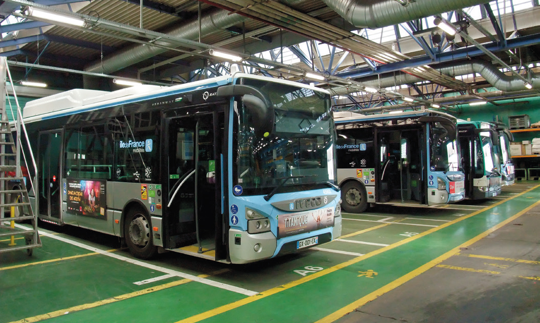 Le centre-bus desPavillons-sous-Bois a été construit en 1972 ; au premier plan, un autobus au biogaz Iveco Urbanway