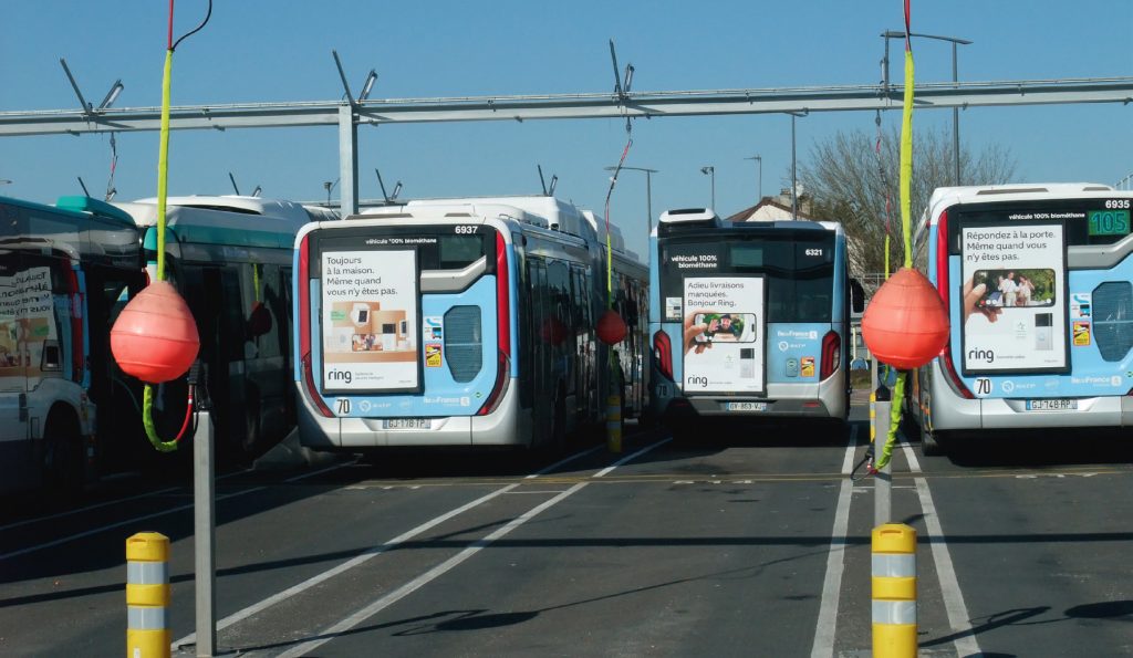 Les portiques de distribution du biogaz pour la charge lente, sur l’aire de remisage à l’air libre.