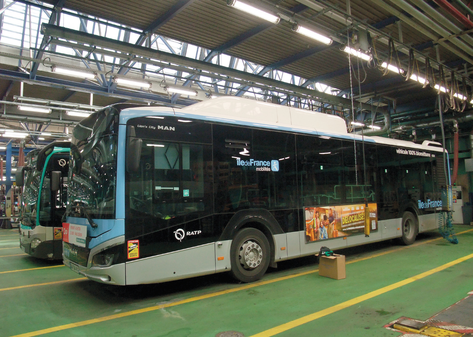 En grande partie masquépar le Lion’s City, un autobus diesel Euro 6 Mercedes Citaro, dans la livrée verte RATP.