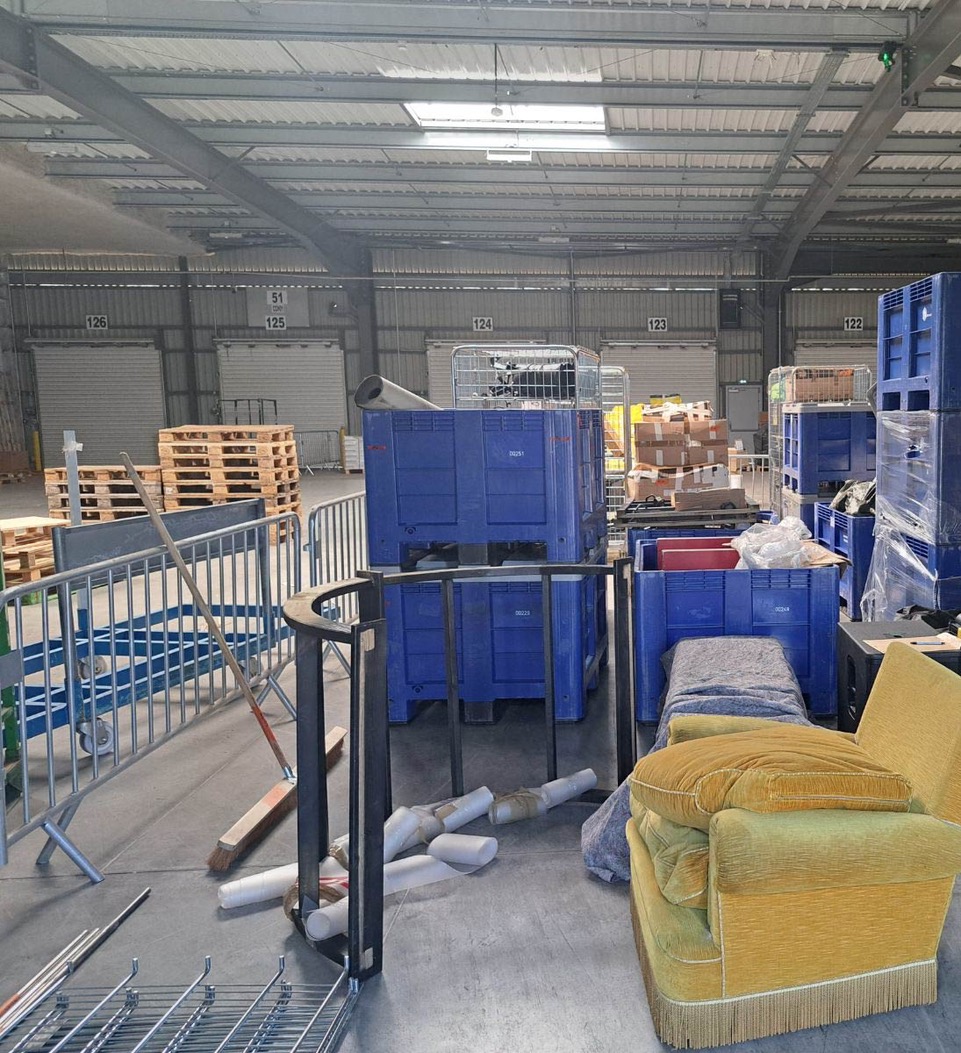 Le groupage des décors des spéctacles du festival Off par l’opérateur Lomak avant l’expédition par train jusqu’à Avignon. © Lomak