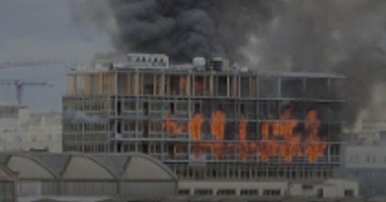Un incendie détruit un immeuble du projet immobilier de la SNCF « Les Messageries » près de la gare de Lyon