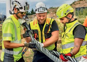 uvriers réalisant une épissure sur un câble
