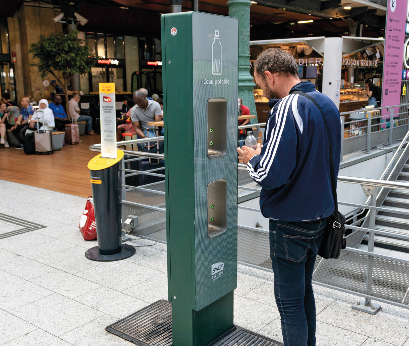 Fontaine à eau, gare du Nord, à Paris.