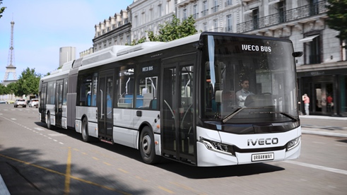 Iveco signe trois accords-cadres pour fournir jusqu’à 4 000 bus et cars « propres » à Île-de-France Mobilités