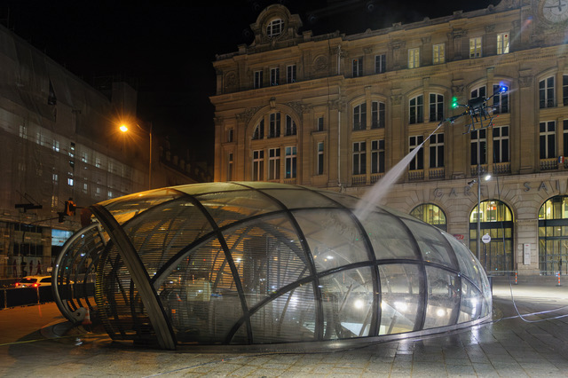 Un drone pour faire briller la bulle de la station Saint-Lazare