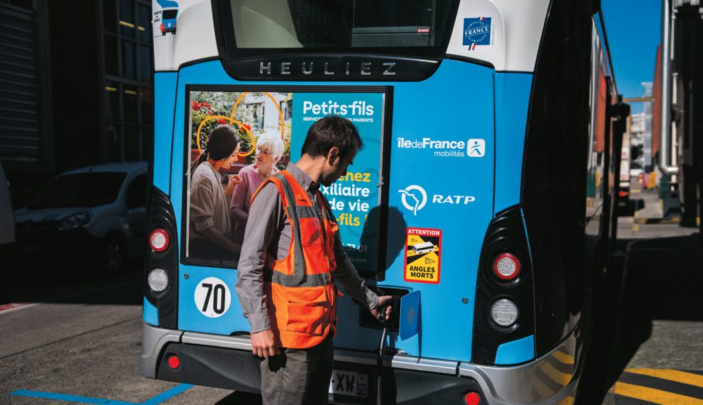 Rechargement d'un busélectrique de la RATP.