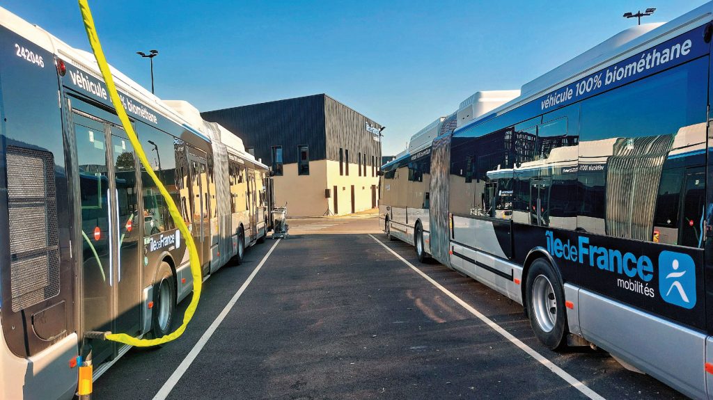 Autobus au biométhane,ici au centre bus de Mantes-la-Jolie (Yvelines) Le région Île-de-France défend la technologie et la filière biogaz et a payé l'installation de méthaniseurs sur son territoire.