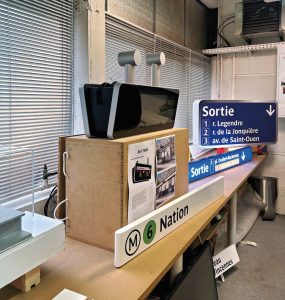 Parmi les objetsprésents au DesignLab, ces éléments de signalétique, qui y auront été testés depuis leur représentation la plus primitive (souvent, une simple impression sur papier) jusqu’à leur maquettage prototype.