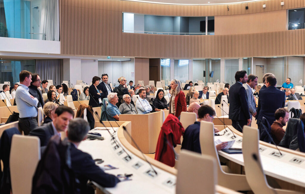 Le public avant laconférence, dans la salle plénière du Conseil régional.