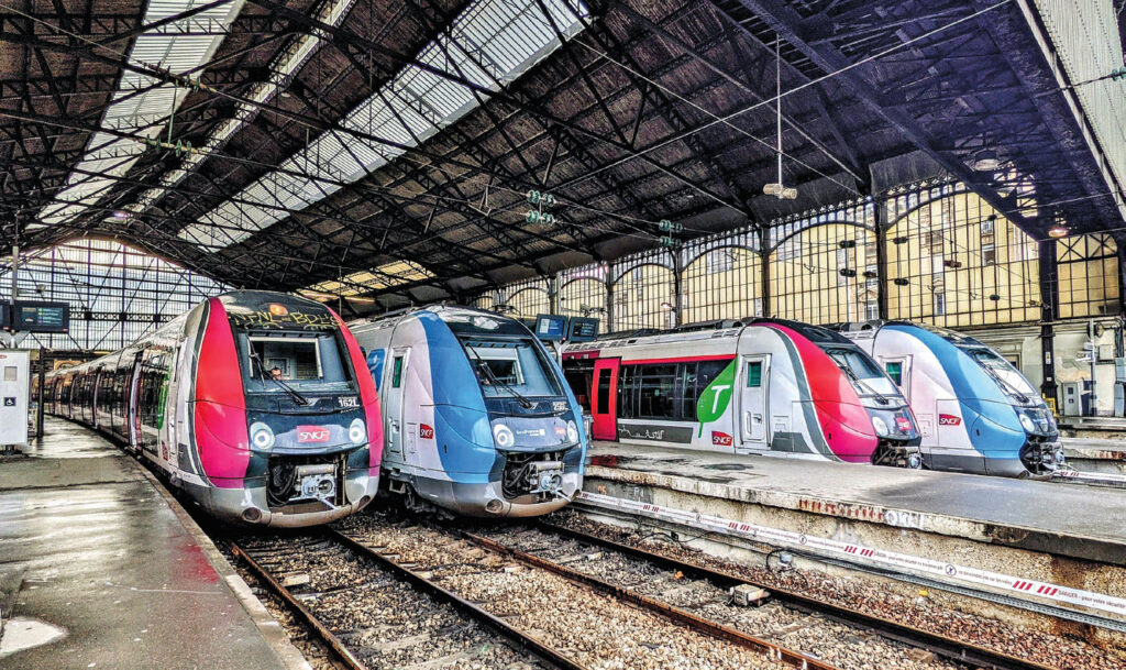 Des rames en livréeCarmillon et Île-de- France Mobilités à Paris-Saint-Lazare.